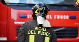 <p>I vigili del fuoco al lavoro per monitorare edifici e infrastrutture dopo la forte scossa al largo di Amantea</p>