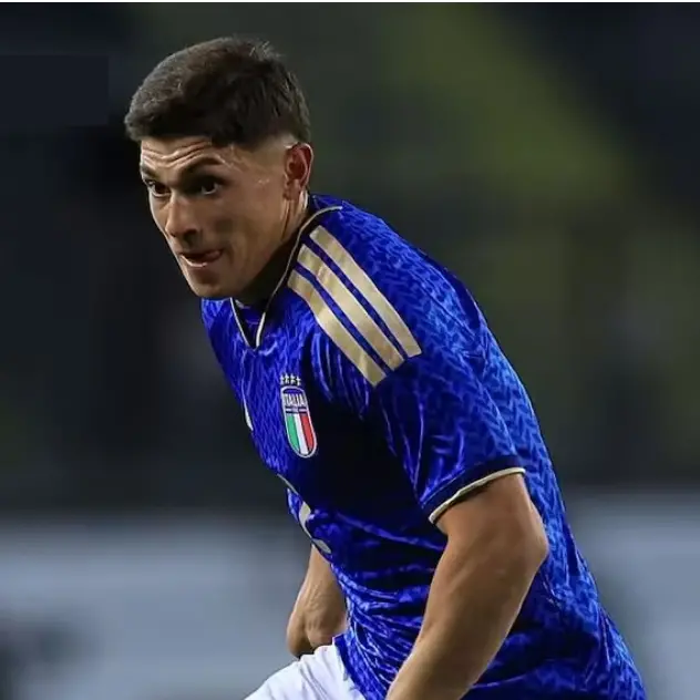 <p>L'Italia lancia <span style=\"color:hsl(0, 75%, 60%);\">Favasuli titolare</span>: storico debutto in azzurro per il calciatore del Catanzaro</p>