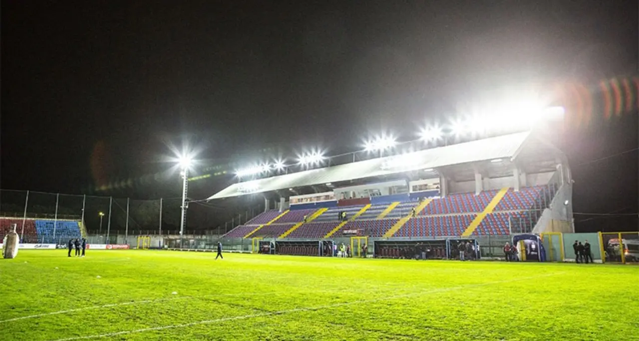 Il Cosenza ancora in attesa del nulla osta per lo stadio Marulla: prende piede l'ipotesi del Luigi Razza per le gare casalinghe\n