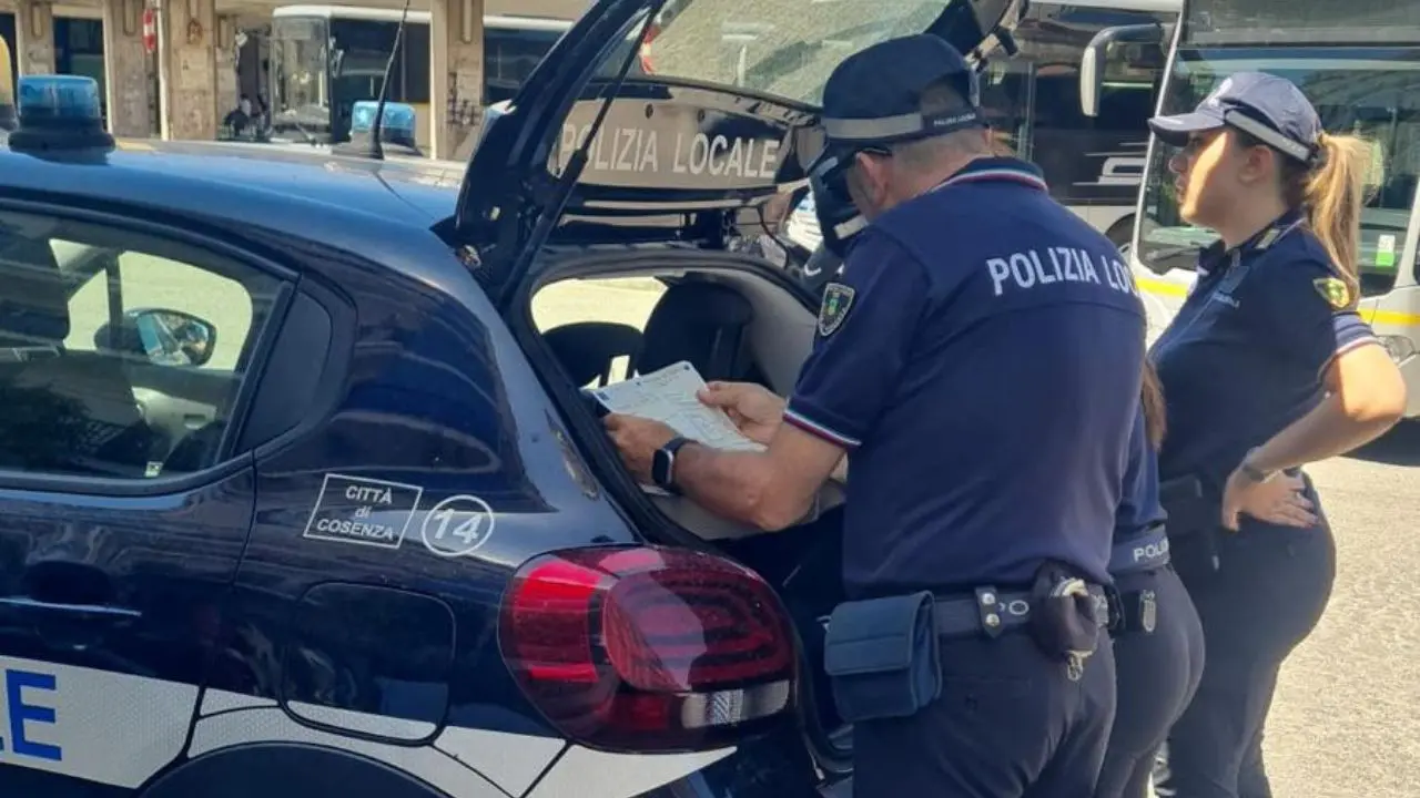 Cosenza, controlli straordinari della Polizia municipale nella zona delle autolinee\n