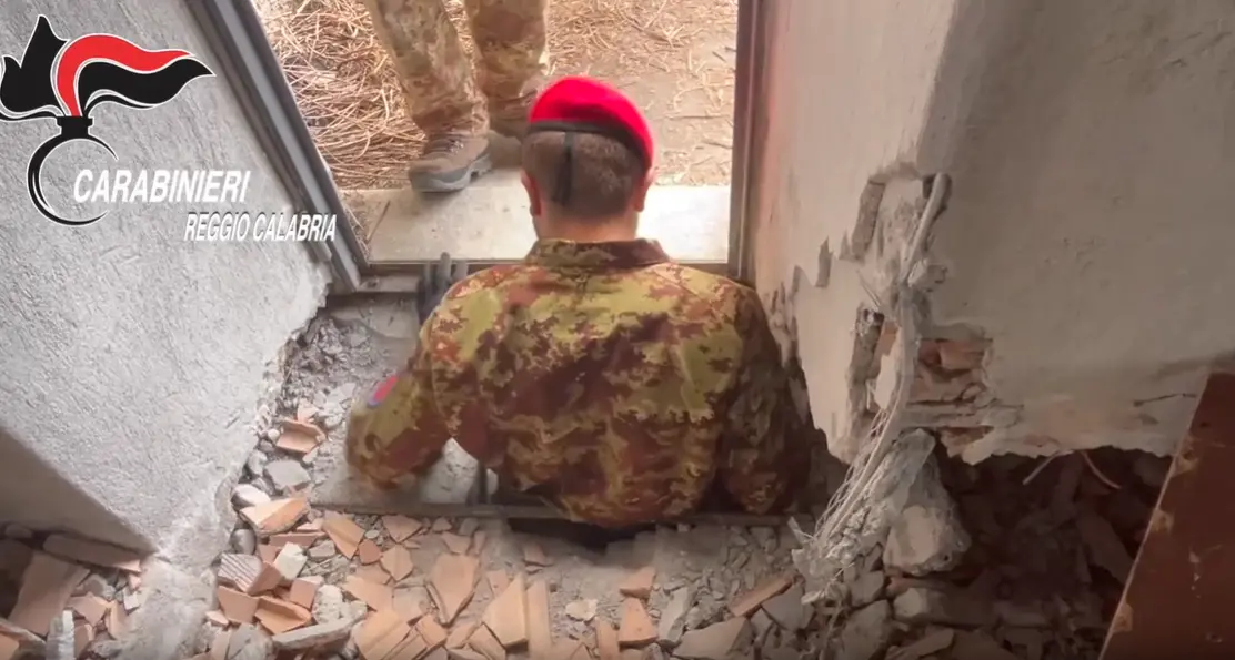 Cortesie per latitanti: scoperto nella Locride un bunker da film con tunnel di 120 metri e uscita segreta per la fuga\n