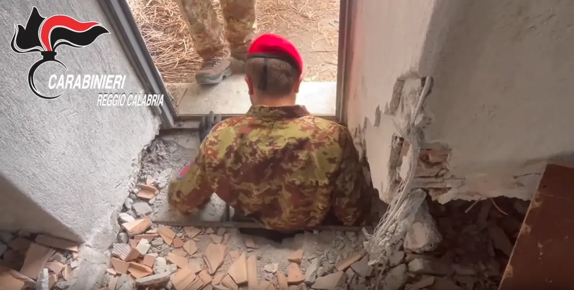 Cortesie per latitanti: scoperto nella Locride un bunker da film con tunnel di 120 metri e uscita segreta per la fuga\n