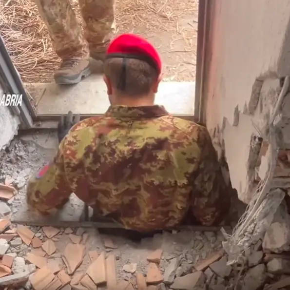 <p>Cortesie per latitanti: scoperto nella Locride un bunker da film con tunnel di 120 metri e uscita segreta per la fuga</p>