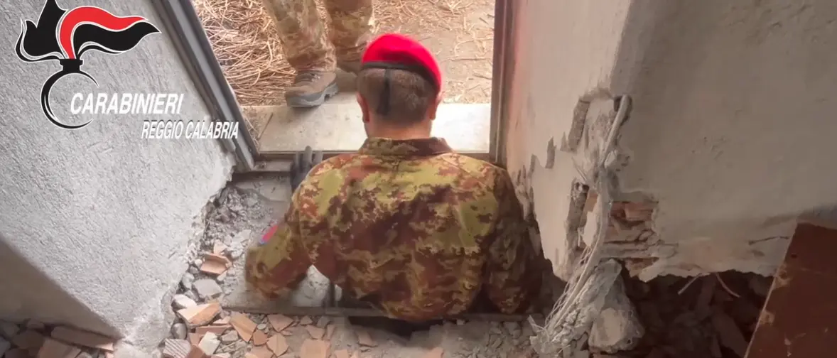 Cortesie per latitanti: scoperto nella Locride un bunker da film con tunnel di 120 metri e uscita segreta per la fuga\n