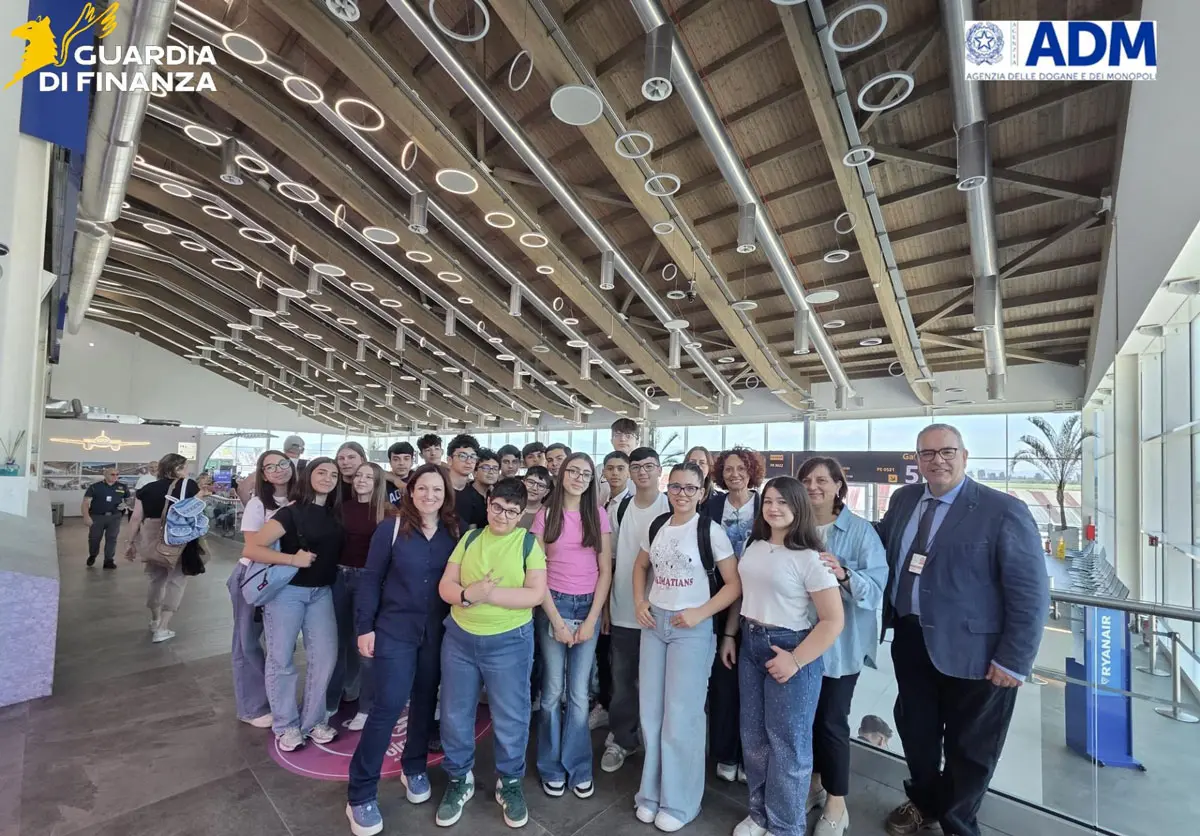 “Doganieri per un giorno”, il progetto sulla legalità chiude con la visita degli studenti all’aeroporto internazionale di Lamezia Terme\n
