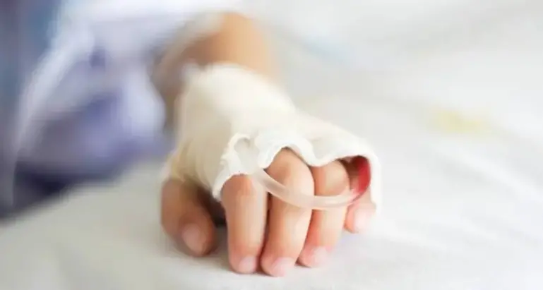 <p><span style=\"color:hsl(0, 75%, 60%);\">Bimba di 2 anni muore</span> in ospedale, la Procura apre un fascicolo contro ignoti</p>