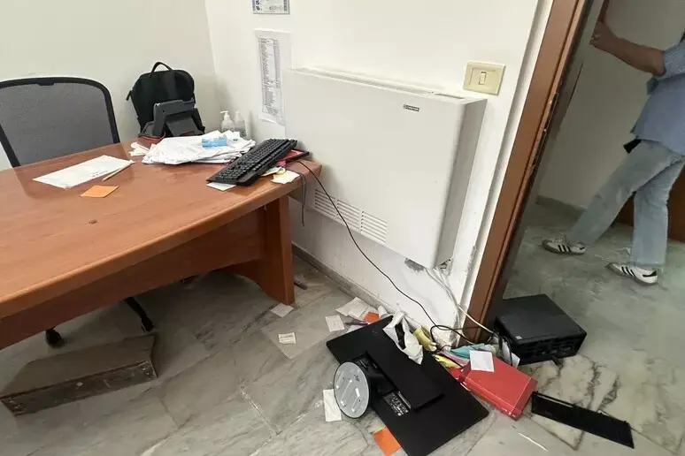 Rissa per l’affido di un minore a Lamezia Terme: interviene un cittadino e viene ferito\n
