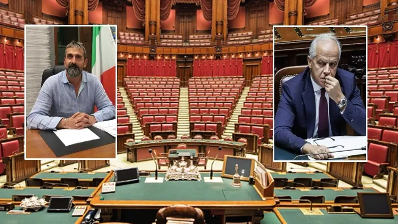 <p>La Camera dei Deputati e a sinistra il sindaco di Tropea Giovanni Macr&igrave;, a destra il ministro Matteo Piantedosi</p>\\n