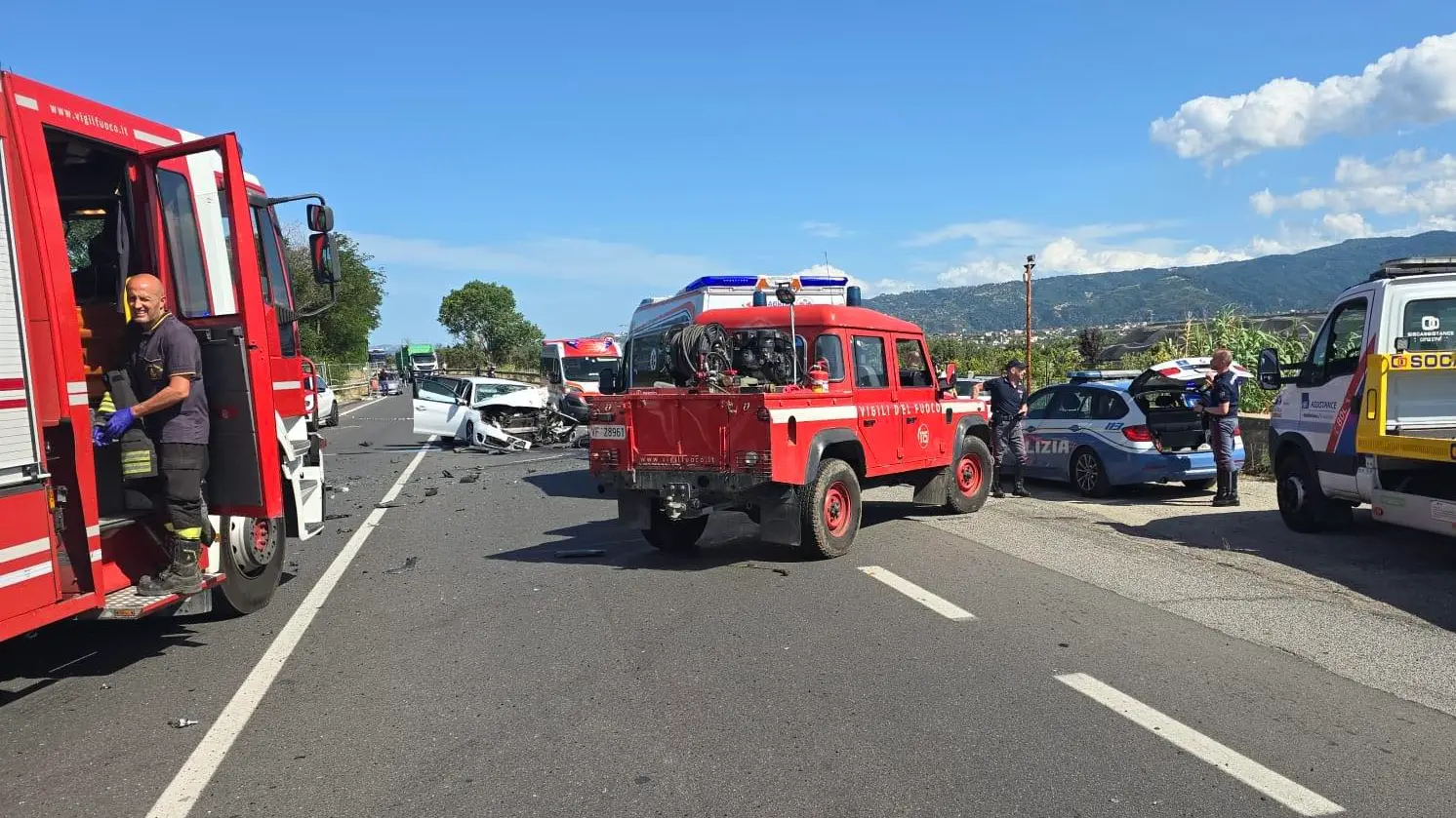 <p>L'incidente sulla Statale 106 (foto pagina facebook Basta Vittime sulla 106)</p>\\n