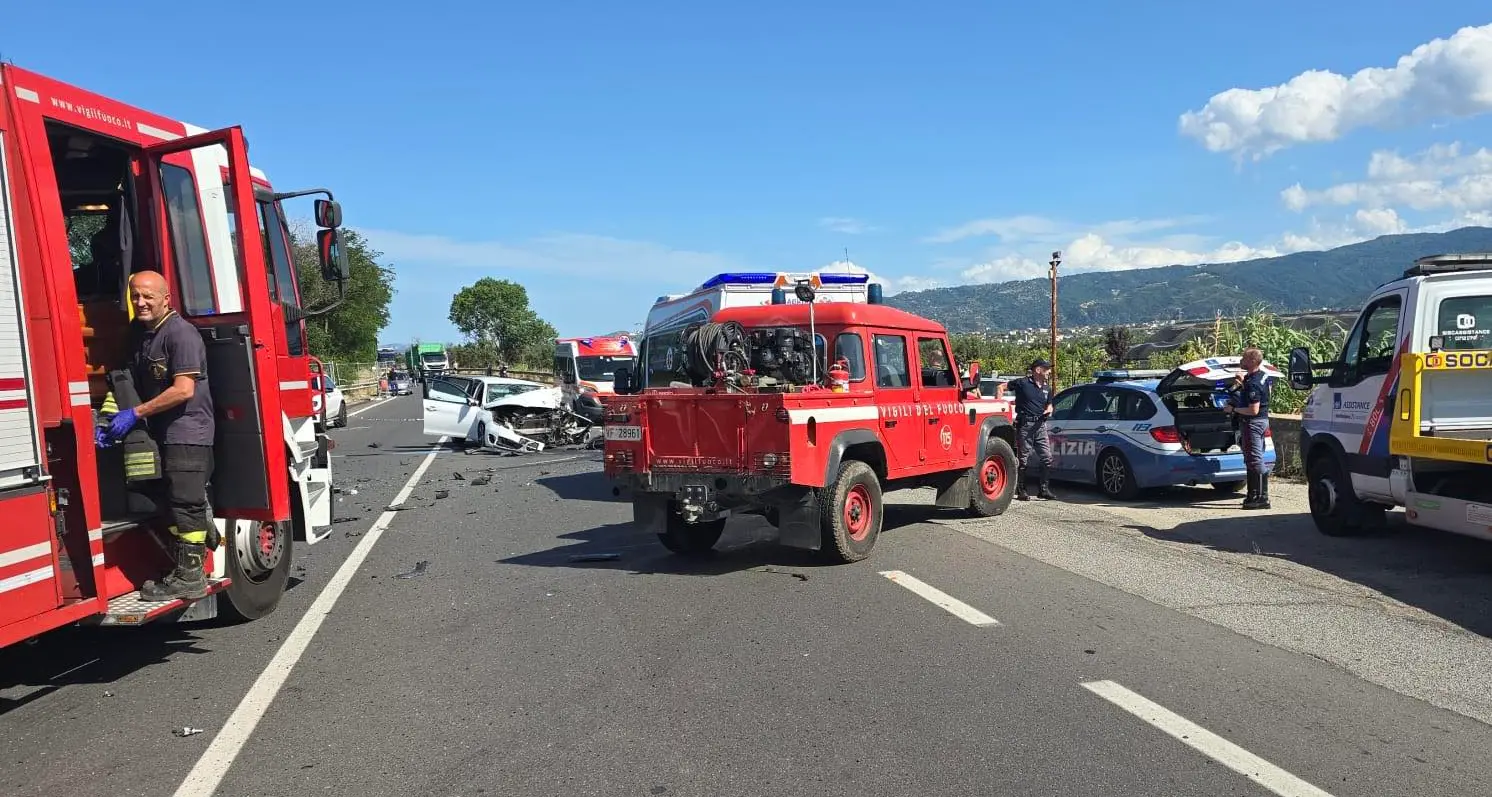 Incidente sulla Statale 106 a Corigliano Rossano, un ferito grave nello scontro tra due auto\n