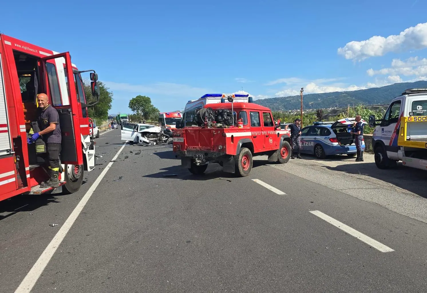 Incidente sulla Statale 106 a Corigliano Rossano, morto un 50enne nello scontro tra due auto\n