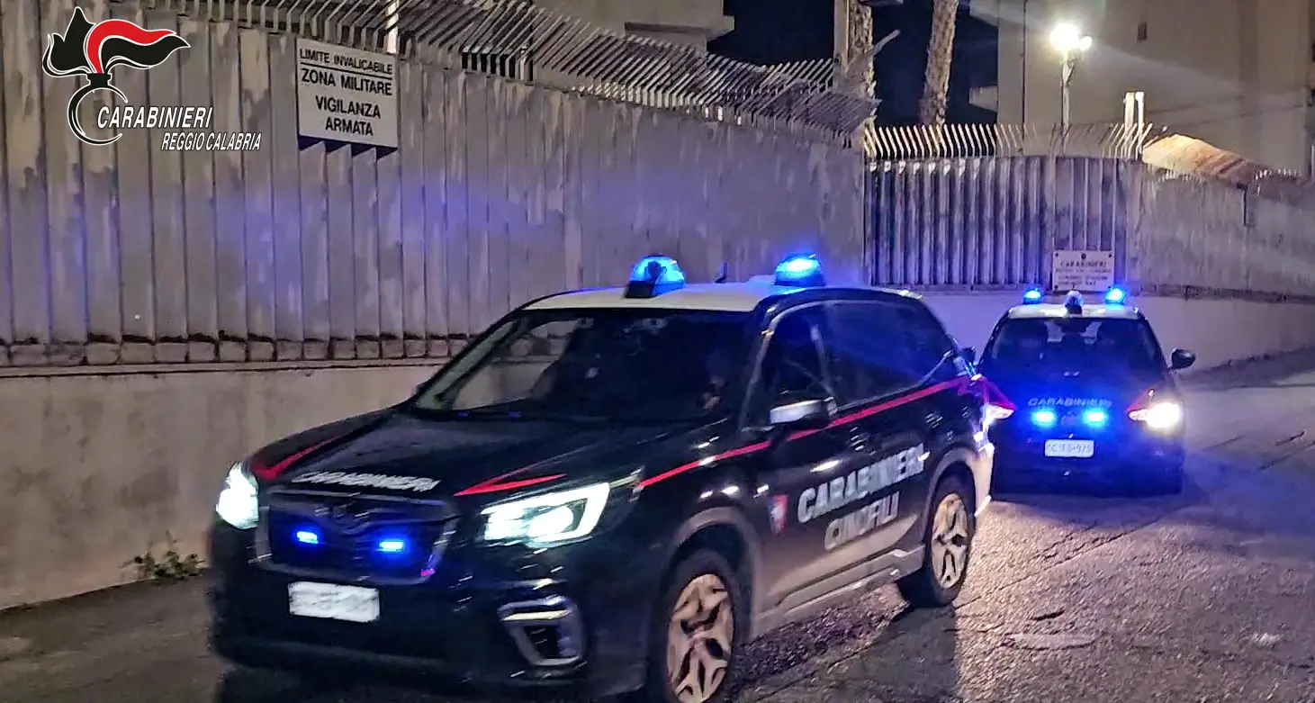 «Ti spacco le ossa, ti ammazziamo»: smantellata rete di spaccio nella Piana di Gioia Tauro gestita da padre e figlio, sei arresti\n