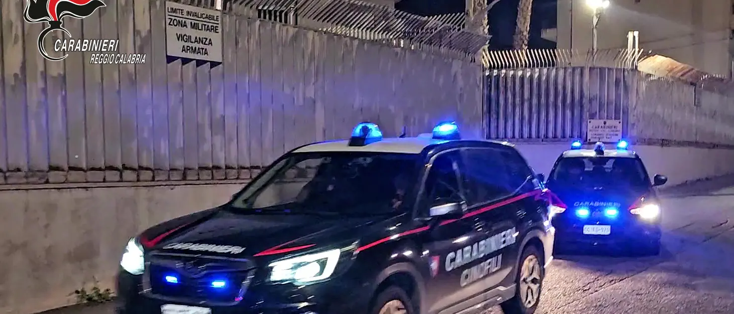 «Ci devi dare i soldi o\u00A0ti spacco le ossa, ti ammazziamo»: smantellata rete di spaccio nella Piana di Gioia Tauro gestita da padre e figlio, sei arresti\n