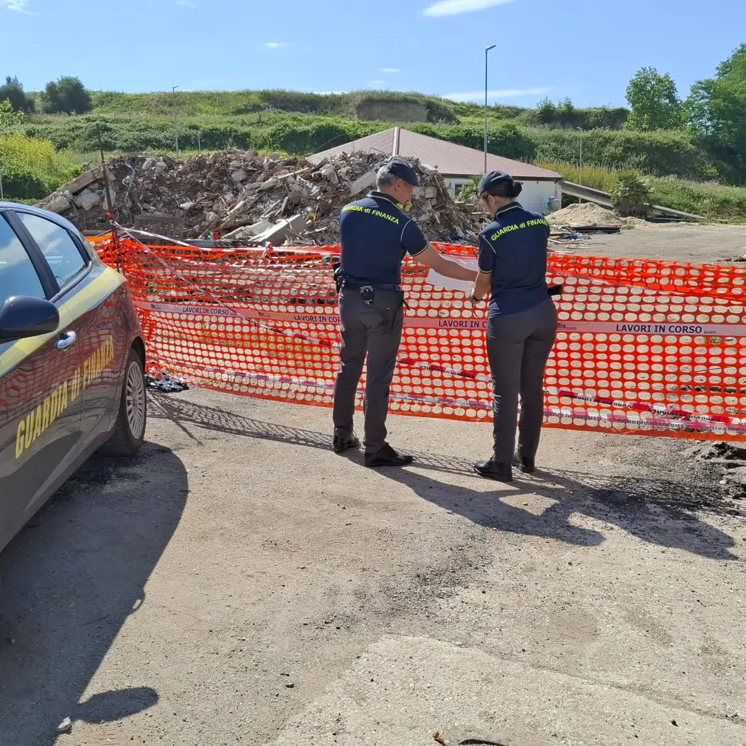 <p>Amianto e rifiuti edilizi a Vibo: sequestrata discarica abusiva da 11mila metri quadrati</p>
