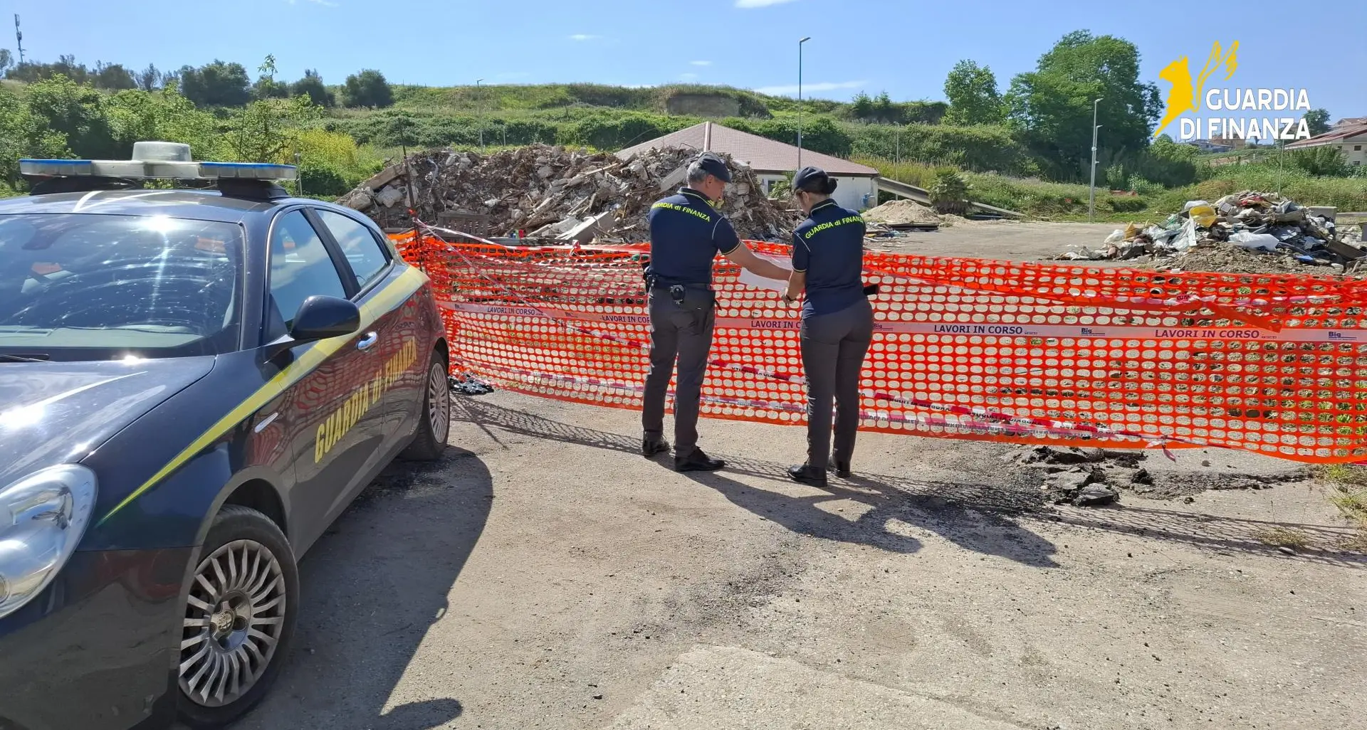 Sequestrata discarica abusiva alle porte di Vibo, amianto e rifiuti edilizi sparsi su un’area di 11mila metri quadrati\n