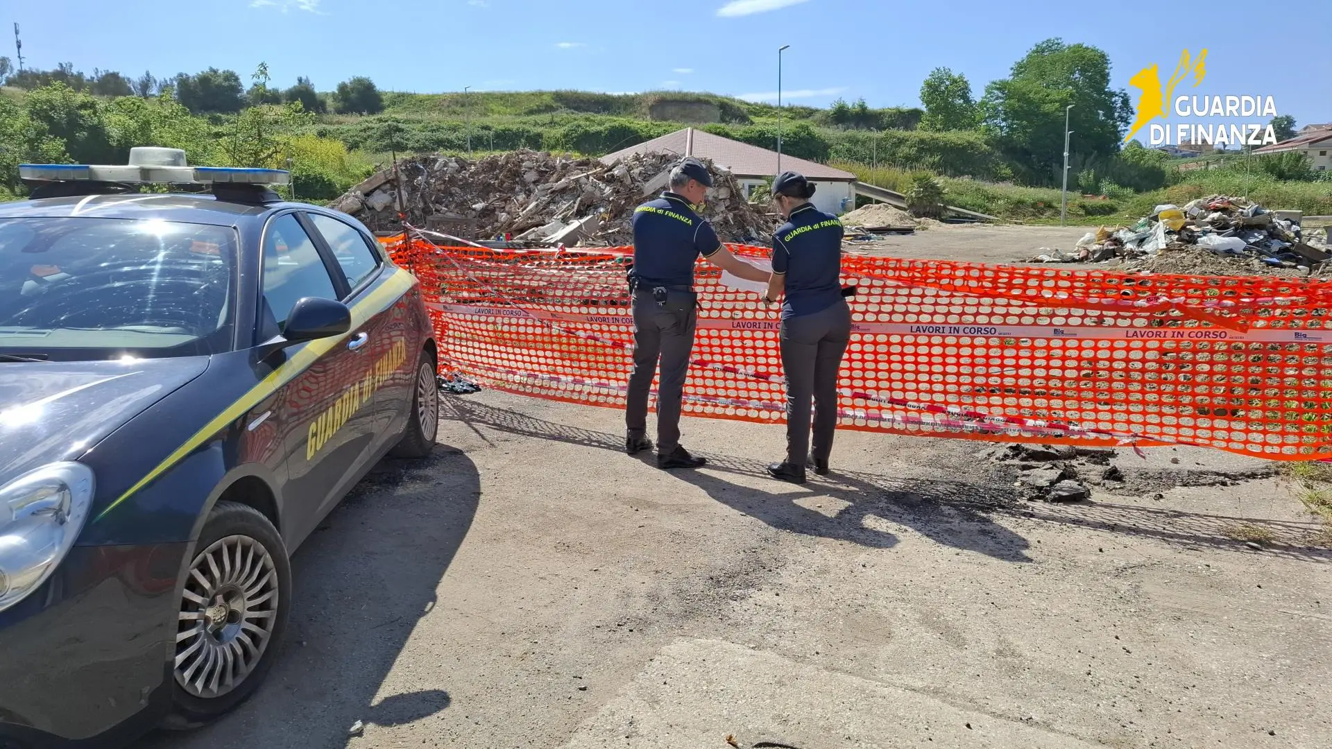Sequestrata discarica abusiva alle porte di Vibo, amianto e rifiuti edilizi sparsi su un’area di 11mila metri quadrati\n