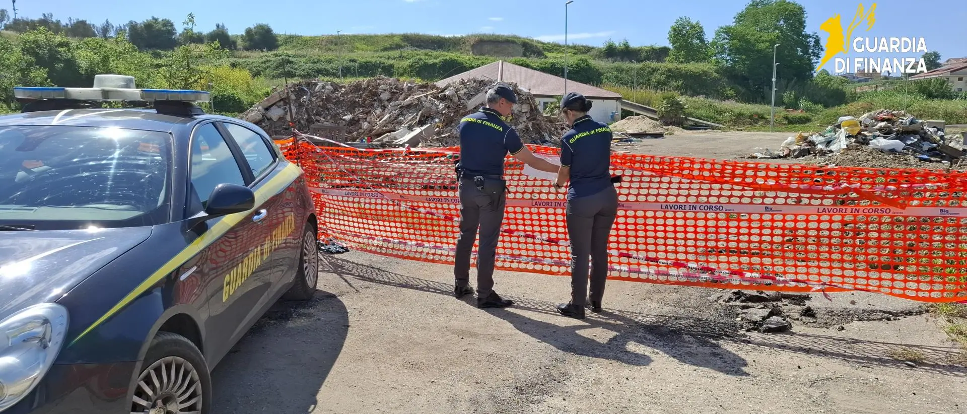 Sequestrata discarica abusiva alle porte di Vibo, amianto e rifiuti edilizi sparsi su un’area di 11mila metri quadrati\n
