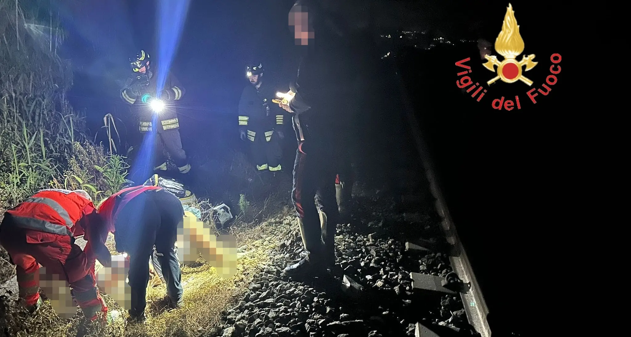 Giovane travolto da un treno a Lamezia Terme, salvato dai vigili del fuoco: è ricoverato in gravi condizioni\n