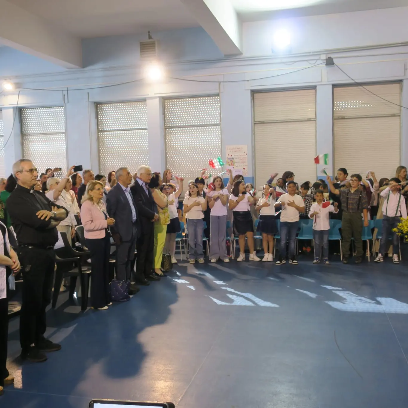 Mandatoriccio, la scuola porta in scena Cicciarella tra memoria, emozione e comunità\n