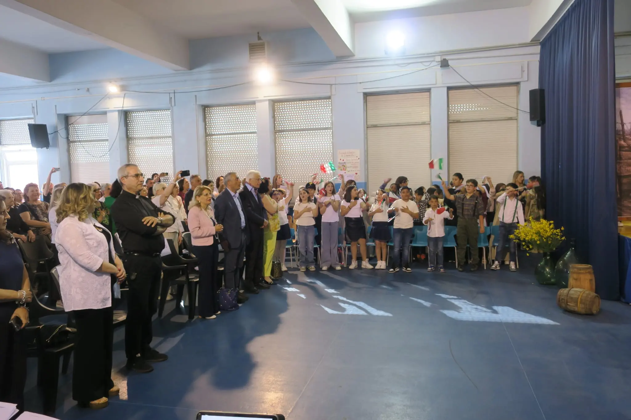 Mandatoriccio, la scuola porta in scena Cicciarella tra memoria, emozione e comunità\n