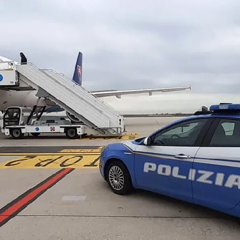Immigrazione irregolare, la polizia di Catanzaro\u00A0esegue il rimpatrio di un cittadino straniero: imbarcato sul volo per Nuova Dheli\n