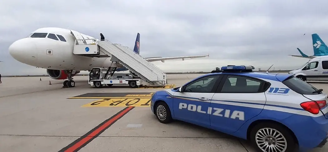 Immigrazione irregolare, la polizia di Catanzaro\u00A0esegue il rimpatrio di un cittadino straniero: imbarcato sul volo per Nuova Dheli\n