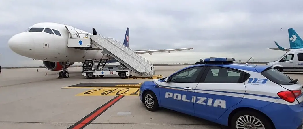 Immigrazione irregolare, la polizia di Catanzaro\u00A0esegue il rimpatrio di un cittadino straniero: imbarcato sul volo per Nuova Dheli\n