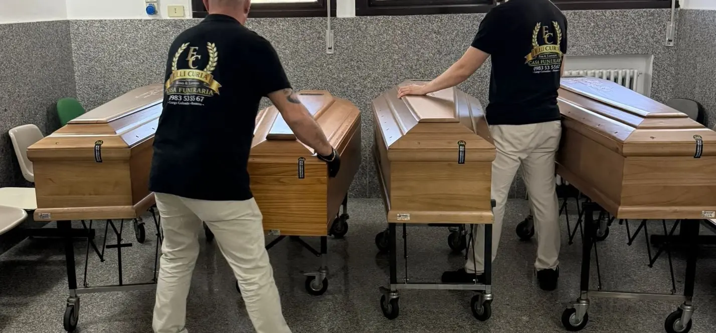 Amendolara, concluse le autopsie sui quattro giovani morti nel rogo: «Deceduti per ustioni e shock termico»\n