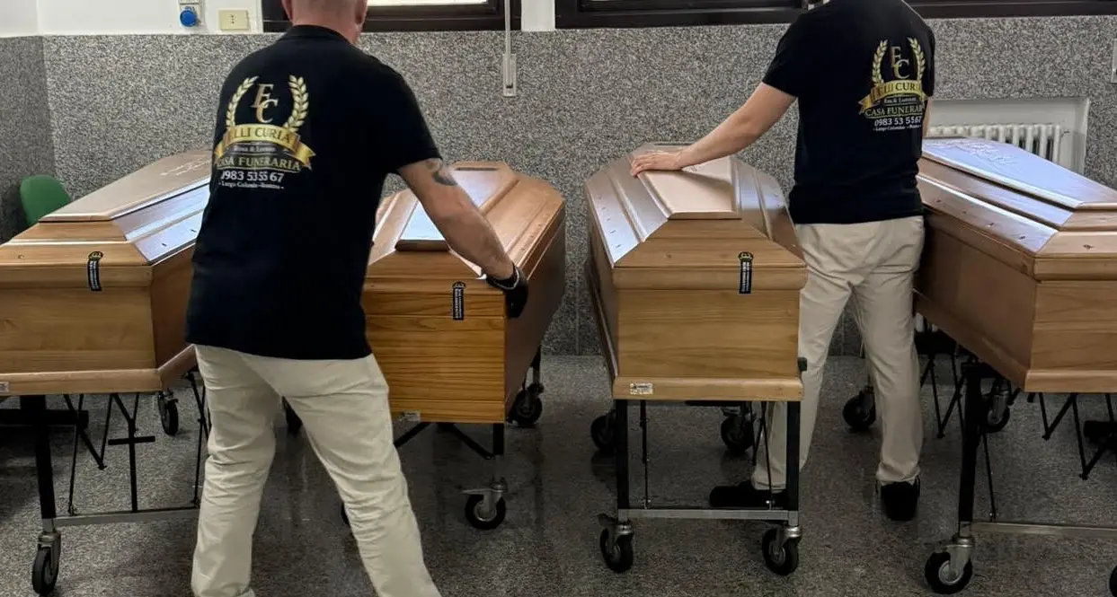 Strage di Amendolara, concluse le autopsie sui quattro giovani morti nel rogo: «Deceduti per ustioni e shock termico»\n