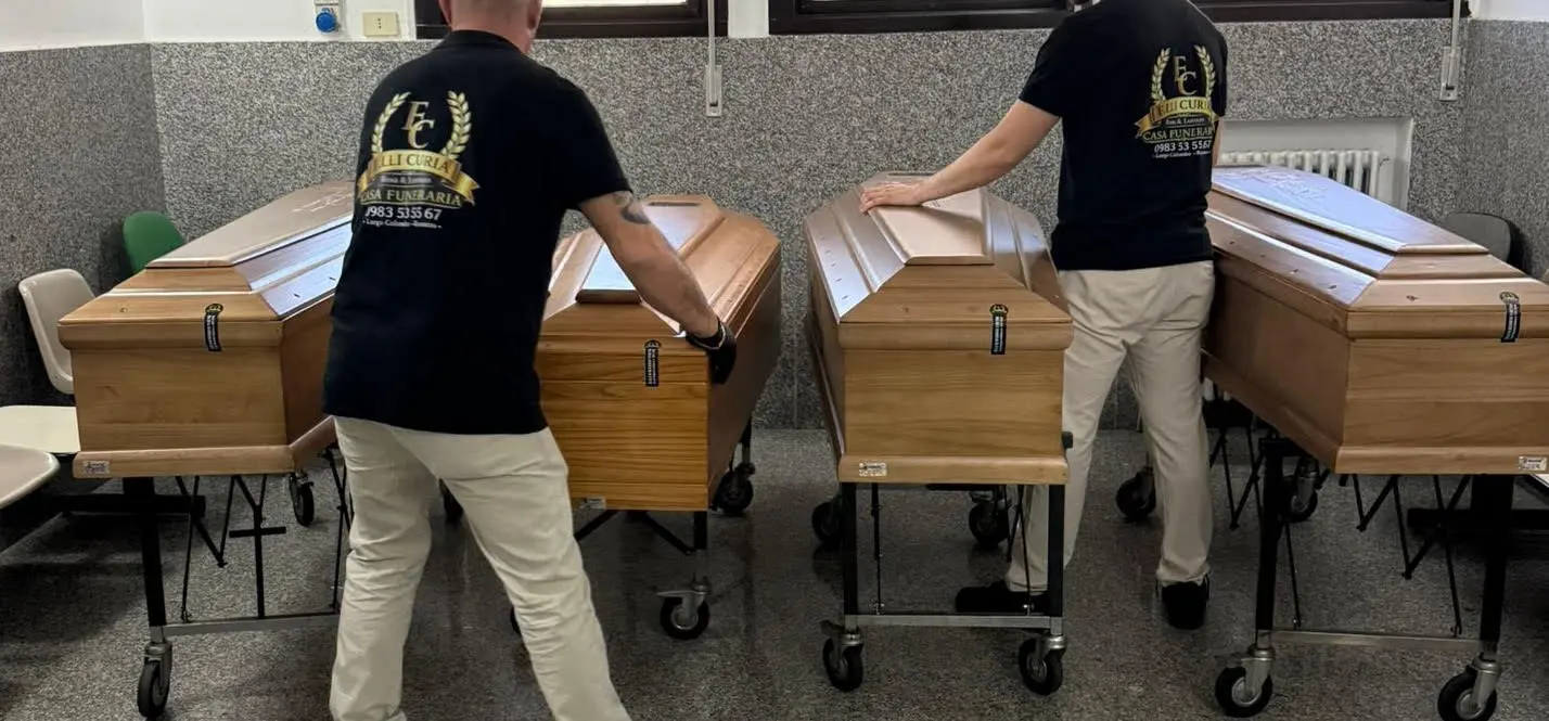 Strage di Amendolara, concluse le autopsie sui quattro giovani morti nel rogo: «Deceduti per ustioni e shock termico»\n