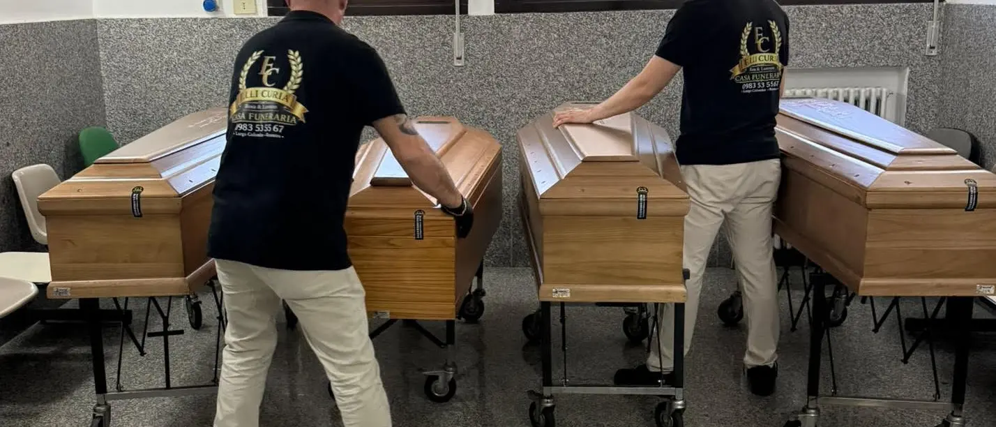 Strage di Amendolara, concluse le autopsie sui quattro giovani morti nel rogo: «Deceduti per ustioni e shock termico»\n