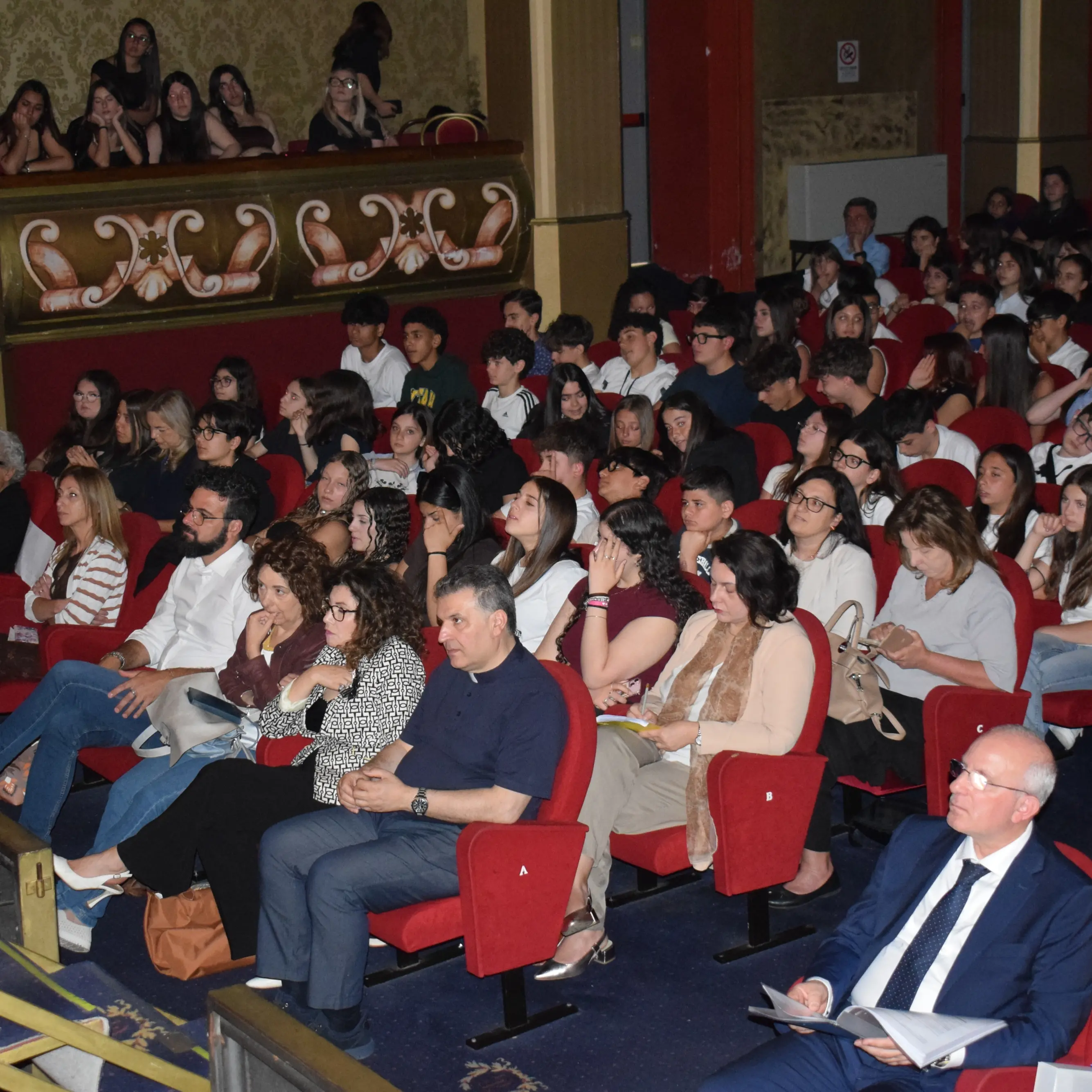 Lamezia Terme, grande successo e forti emozioni per la cerimonia di premiazione della quinta edizione di “Giovanil… ente”\n
