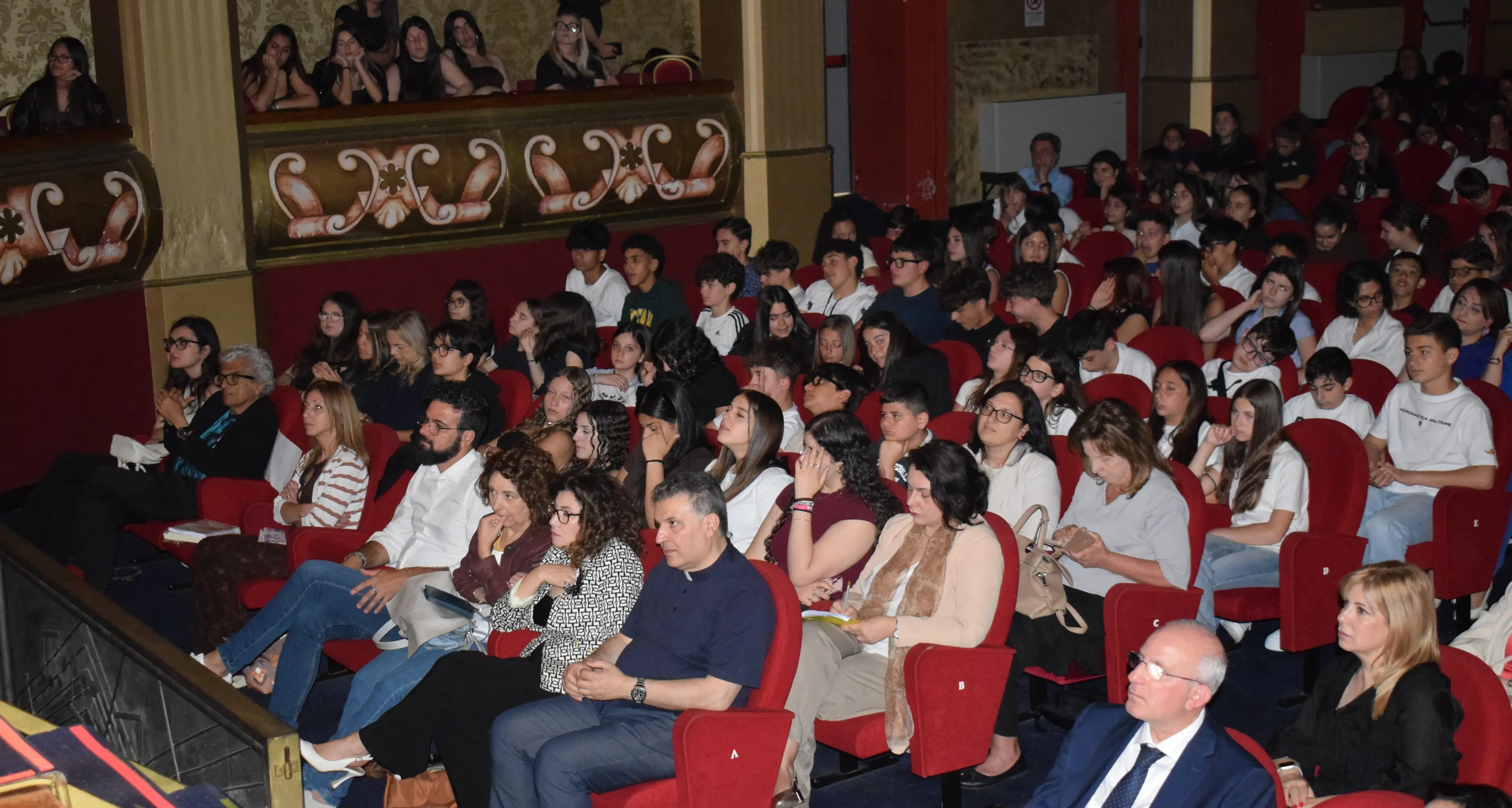 Lamezia Terme, grande successo e forti emozioni per la cerimonia di premiazione della quinta edizione di “Giovanil… ente”\n