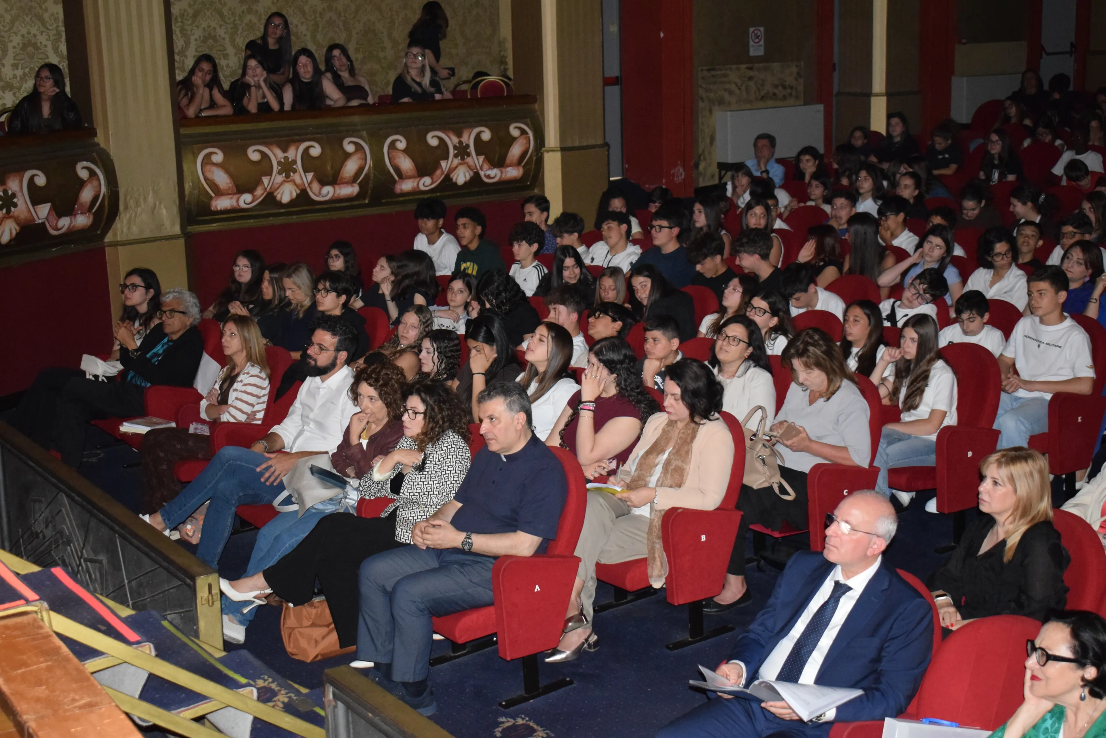 Lamezia Terme, grande successo e forti emozioni per la cerimonia di premiazione della quinta edizione di “Giovanil… ente”\n