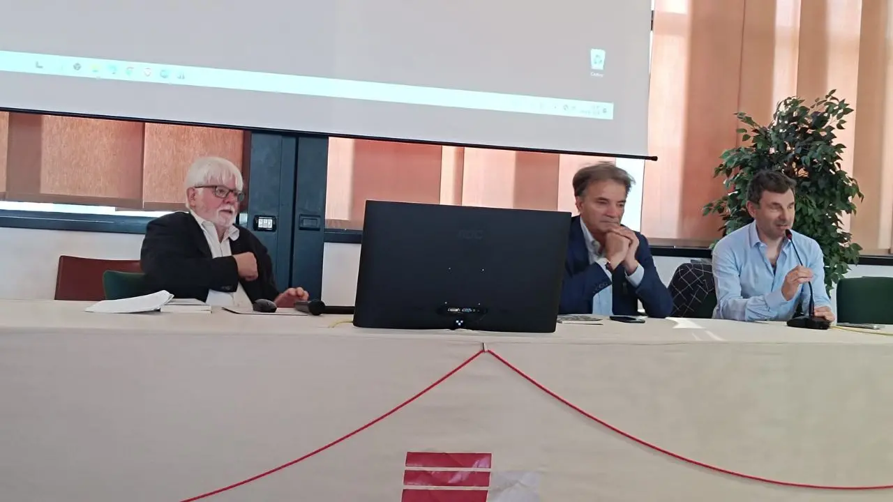 Da Brera a Minà, all’Unical Smorto racconta i “quattro Gianni”: quando il giornalismo cambiava il Paese (senza l’AI)\n