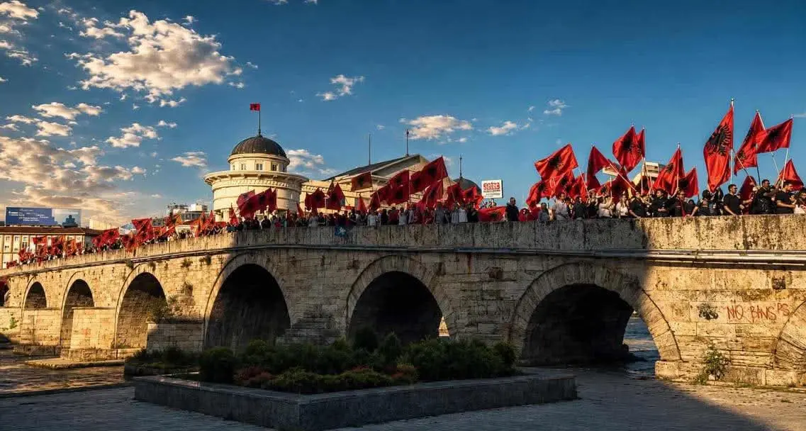 Dalla Macedonia del Nord ai Balcani: migliaia di studenti albanesi in piazza per i diritti linguistici\n