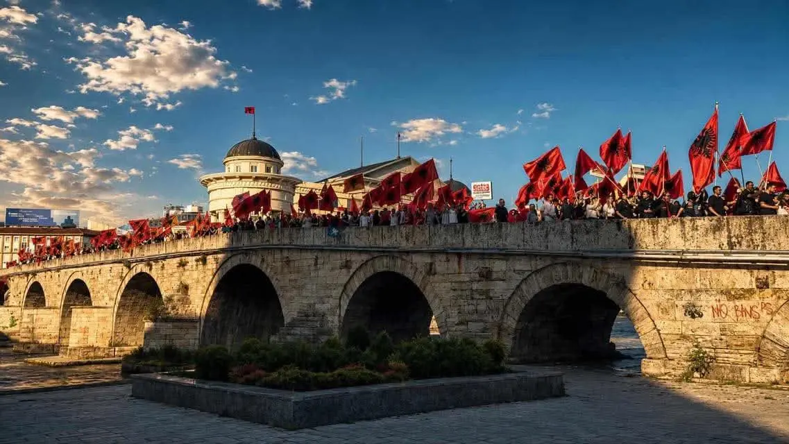 Dalla Macedonia del Nord ai Balcani: migliaia di studenti albanesi in piazza per i diritti linguistici\n