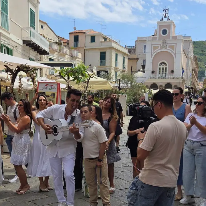 Tropea diventa set musicale per Cecè Barretta e Angelo Famao: girato\u00A0il VIDEO della nuova canzone\u00A0\"La nostra terra\"\n