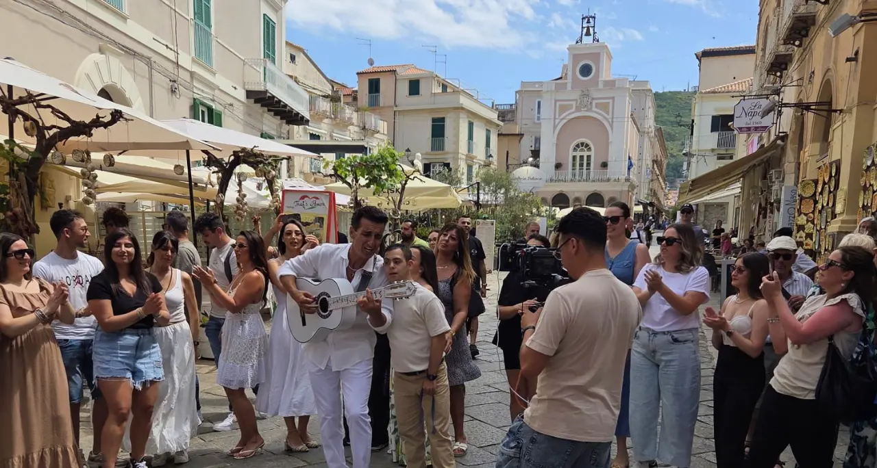 Tropea diventa set musicale per Cecè Barretta e Angelo Famao: girato\u00A0il VIDEO della nuova canzone\u00A0\"La nostra terra\"\n