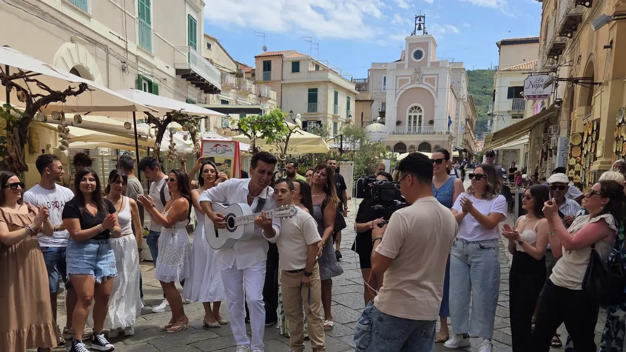 Tropea diventa set musicale per Cecè Barretta e Angelo Famao: girato\u00A0il VIDEO della nuova canzone\u00A0\"La nostra terra\"\n