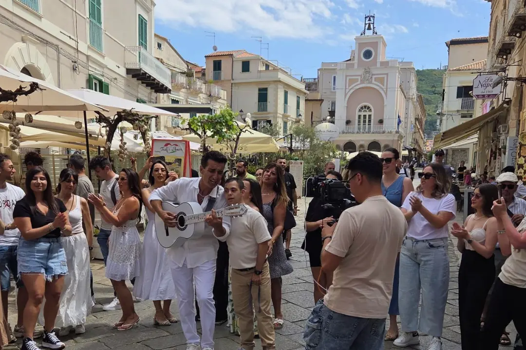<p>Tropea diventa set musicale per Cecè Barretta e Angelo Famao: girato <span style=\"color:hsl(0, 75%, 60%);\">il VIDEO</span> della nuova canzone \"La nostra terra\"</p>