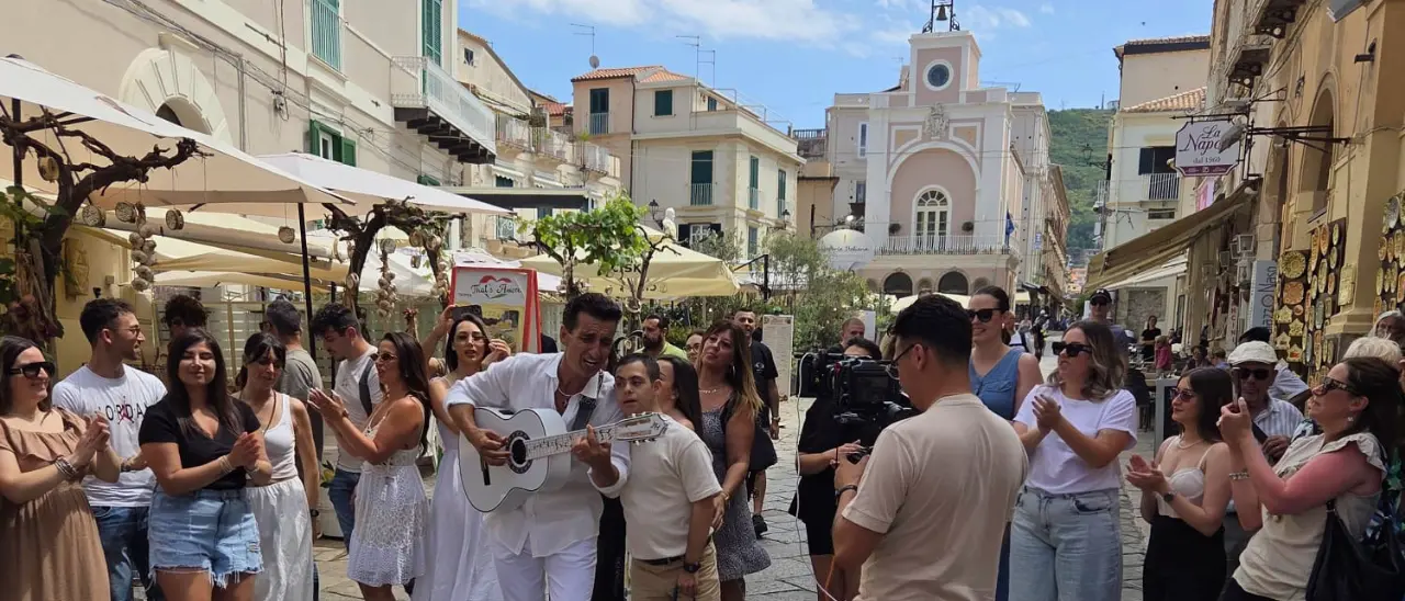 Tropea protagonista nel nuovo videoclip di Cecè Barretta e Angelo Famao: è online il VIDEO della canzone\u00A0dedicata\u00A0alle radici del Sud\n