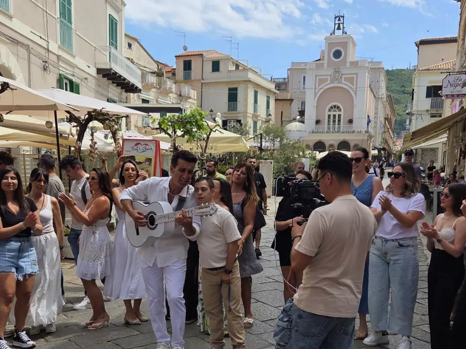 Tropea diventa set musicale per Cecè Barretta e Angelo Famao: girato il VIDEO della nuova canzone \"La nostra terra\"