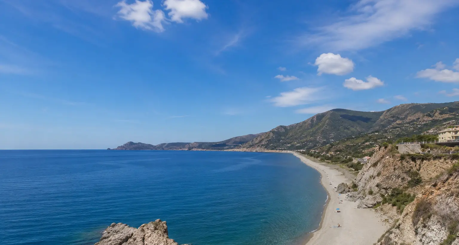 <p>Weekend di sole e caldo (fino a 31 gradi): la Calabria si gode il primo vero <span style=\"color:hsl(0, 75%, 60%);\">assaggio d’estate</span></p>