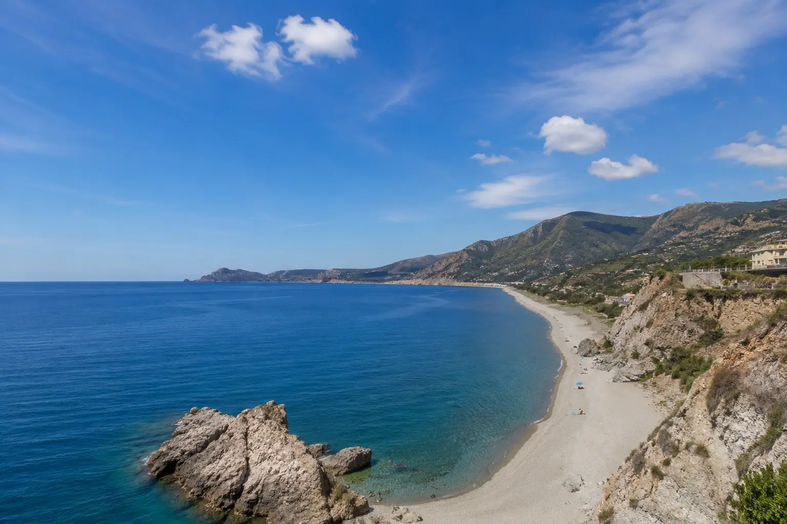 Weekend di sole e\u00A0caldo (fino a 31 gradi): la Calabria si gode il primo vero assaggio d’estate