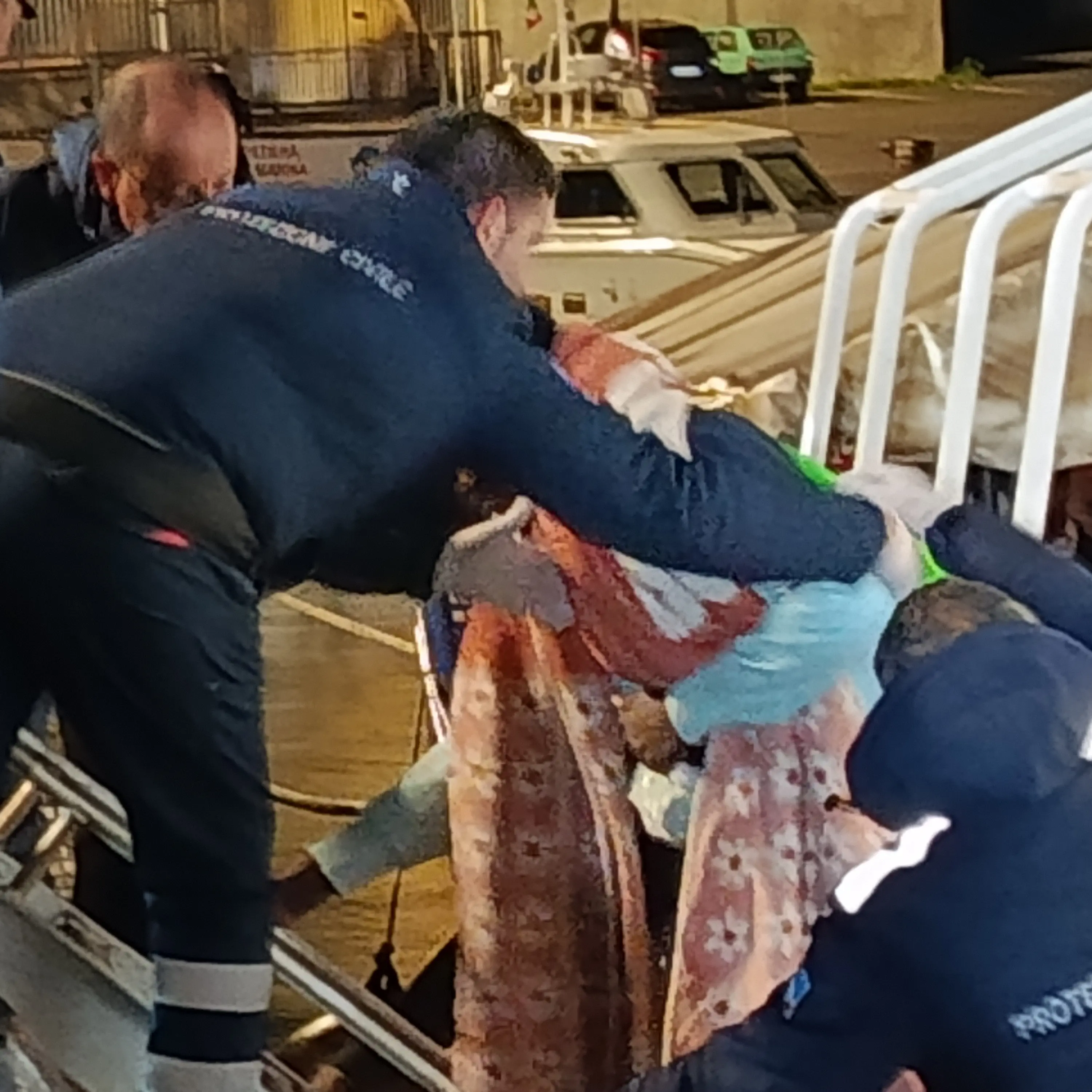 <p>Crotone, sbarcano 47 migranti salvati da una nave ong in mare aperto: il loro gommone stava per affondare</p>