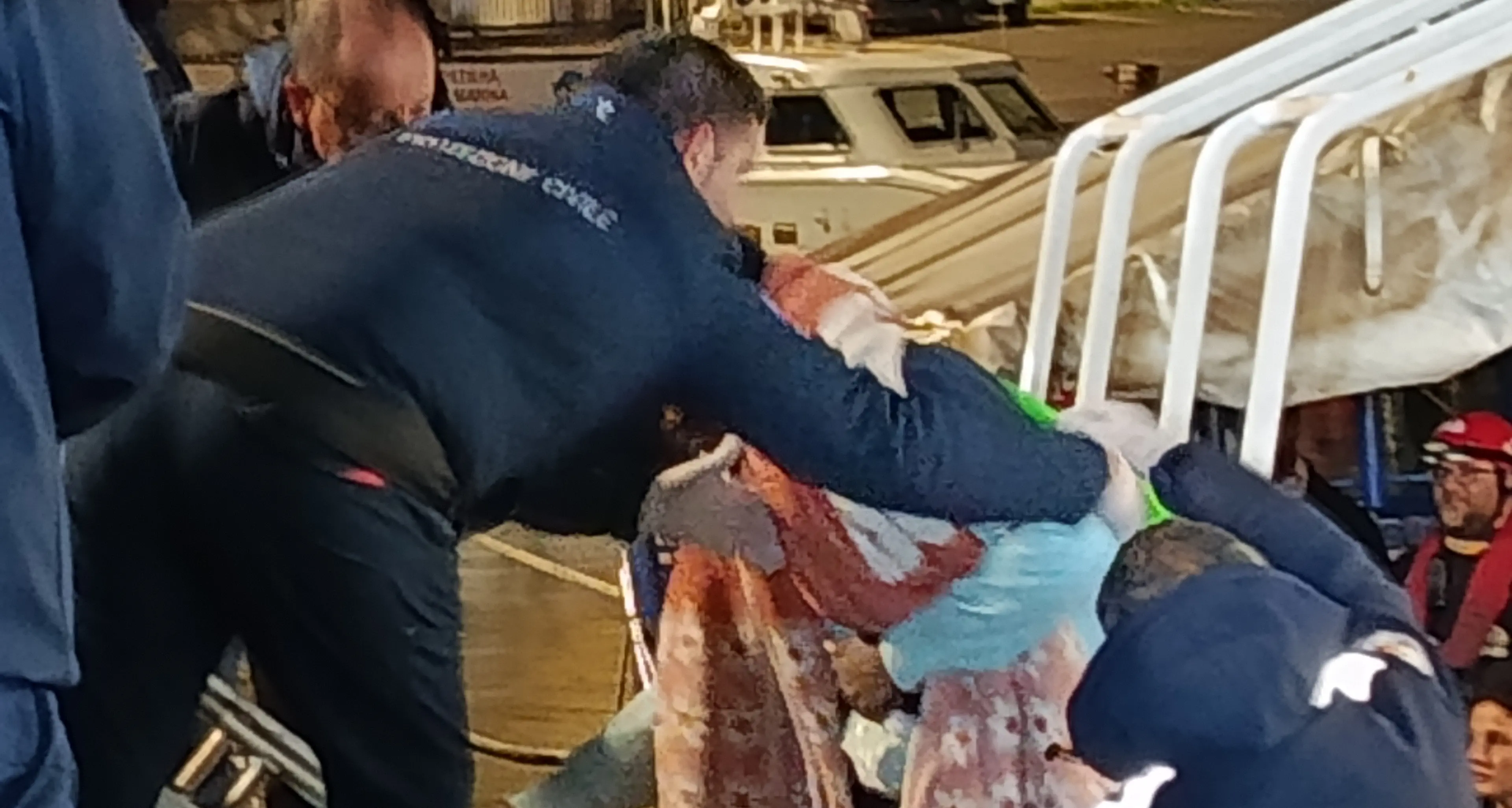 Crotone, sbarcano 47 migranti salvati da una nave ong in mare aperto: il loro gommone stava per affondare\n