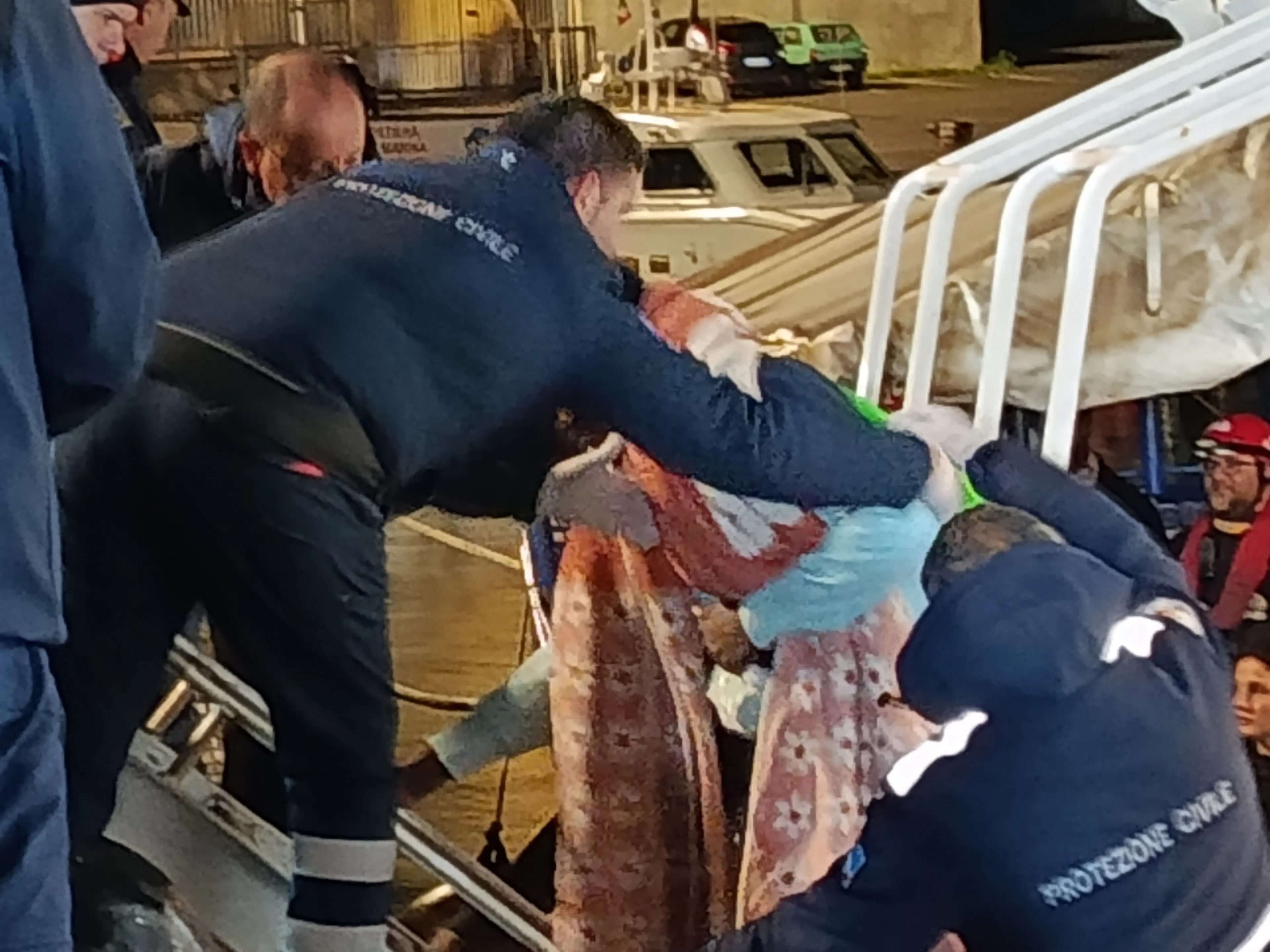 Crotone, sbarcano 47 migranti salvati da una nave ong in mare aperto: il loro gommone stava per affondare\n