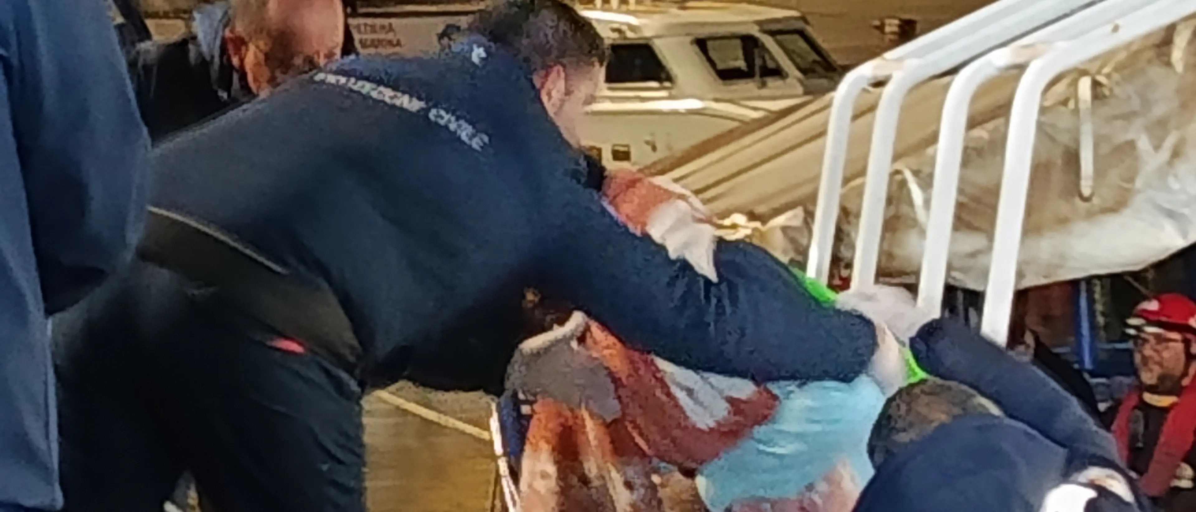 Crotone, sbarcano 47 migranti salvati da una nave ong in mare aperto: il loro gommone stava per affondare\n