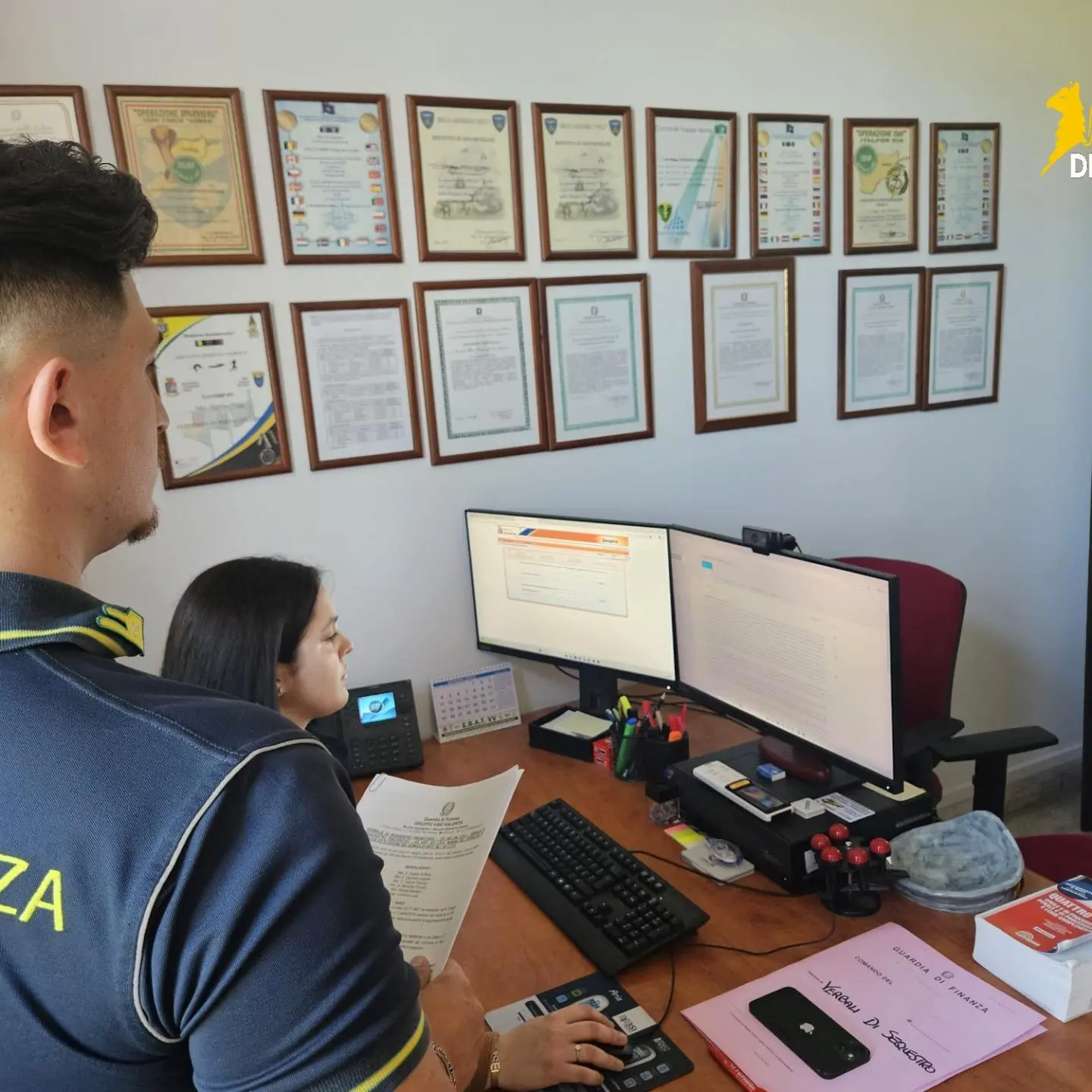 Gioco illegale a Vibo, chat WhatsApp per gestire le scommesse: blitz della Finanza in centro città\n